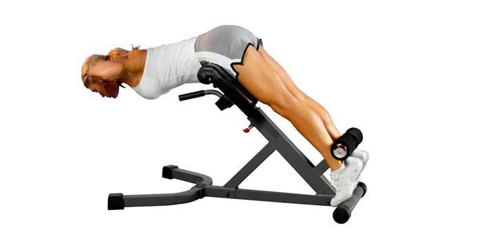 Exercițiu de hiperextensie pe simulator