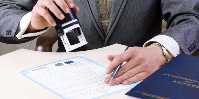 Homem colocar um carimbo em um documento