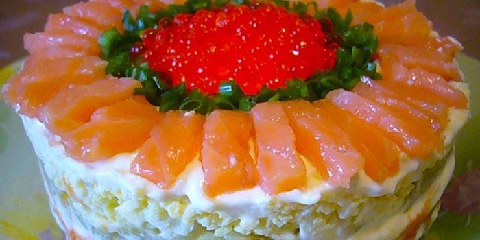 Salad phồng lễ hội Tsarskiy với cá hồi và trứng cá muối đỏ