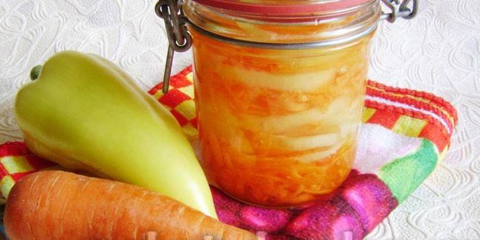 Salad tiêu và cà rốt trong một cái lọ