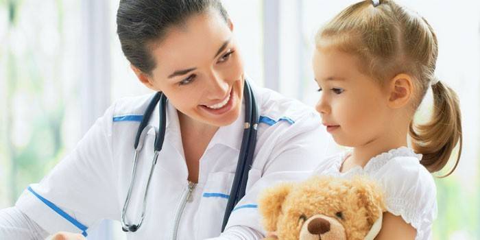 Bir kızla konuşurken doktor