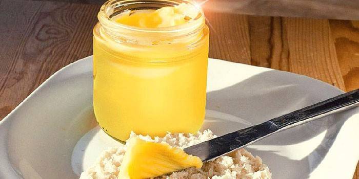 Ghee en un gerro