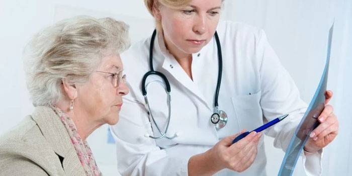 Il medico consiglia il paziente