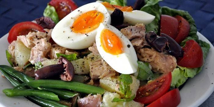 Nicoise salotos lėkštėje
