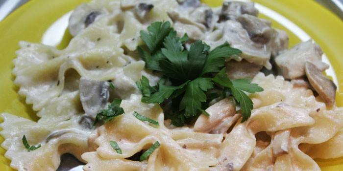 Farfalle aux champignons et poulet en sauce