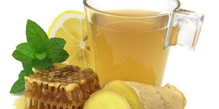 Imbierinis gėrimas, pagamintas iš medaus, imbiero ir citrinos