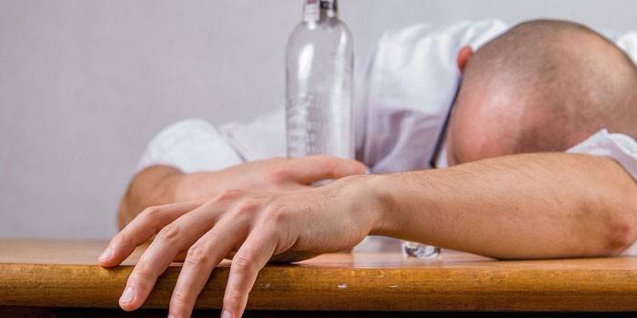 Hombre con una botella de alcohol