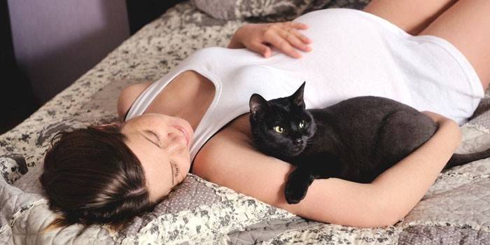 Menina grávida com gato