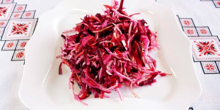 Salada de repolho com beterraba em um prato