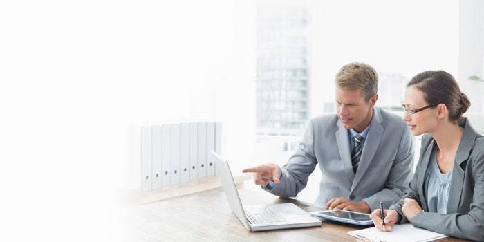 Homme et femme devant un ordinateur portable