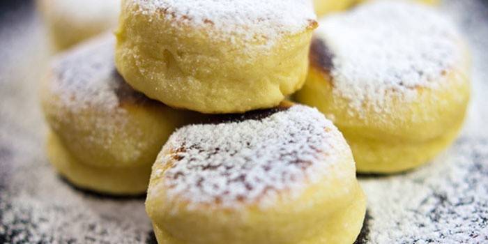 Des biscuits saupoudrés de sucre en poudre