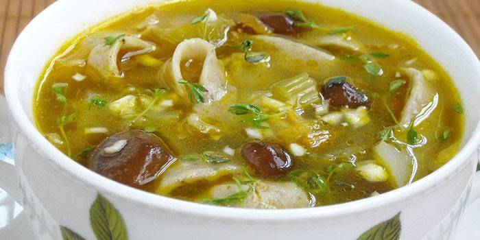 Pilzsuppe mit hausgemachten Eiernudeln