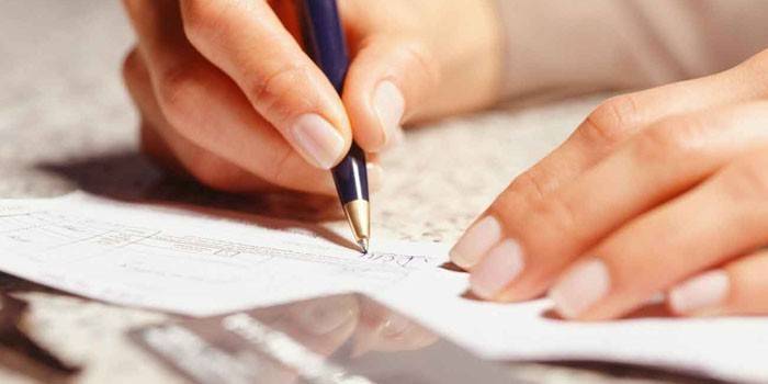 La ragazza scrive