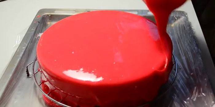 Prosessen med å belegge en kake med speilfarget glasur