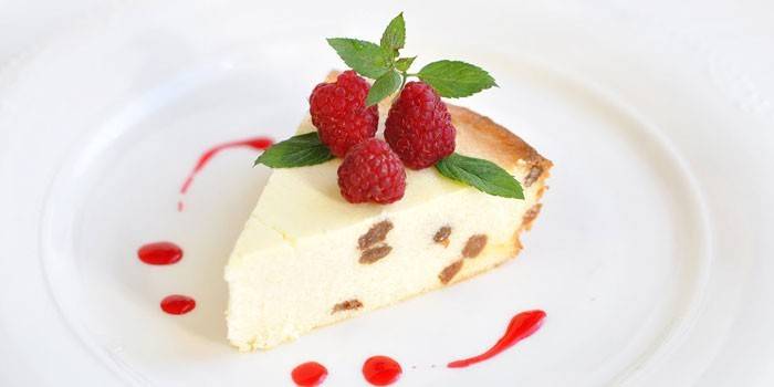 Un morceau de casserole de fromage cottage avec des raisins secs