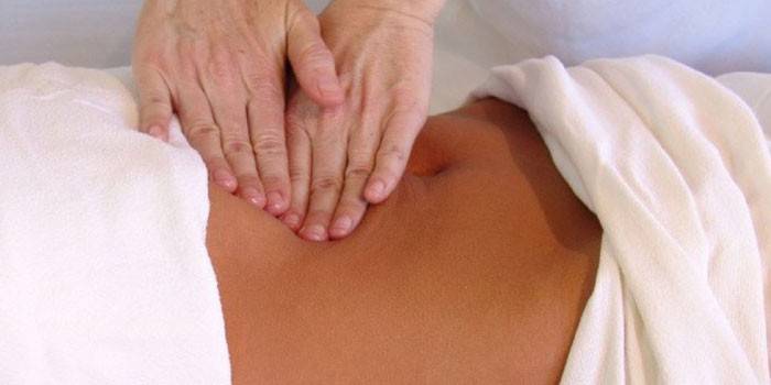 Pige laver mavemassage