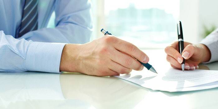 Người đàn ông và phụ nữ ký một tài liệu