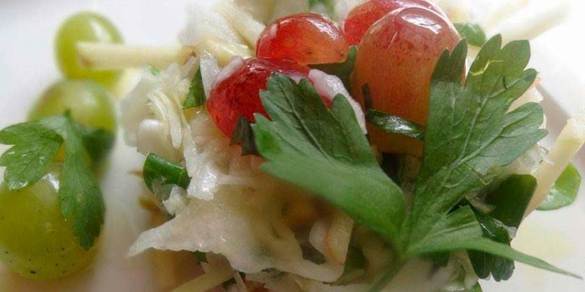 Салата од киселог купуса и грожђа