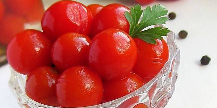 Pomodori ciliegia marinati pronti in un'insalatiera