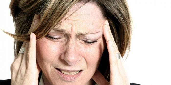 Một người phụ nữ bị đau đầu