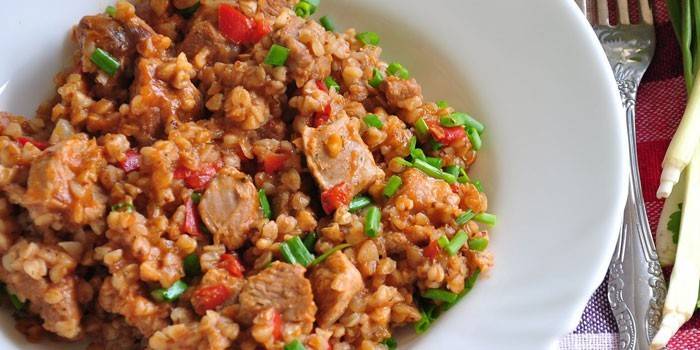 Mingau de trigo sarraceno com carne como um comerciante