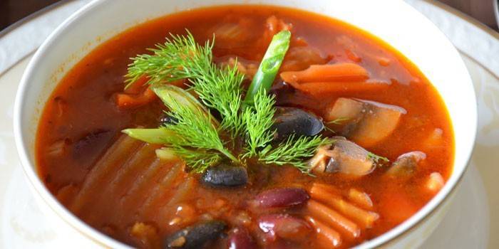 Sopa de tomate com caldo de carne