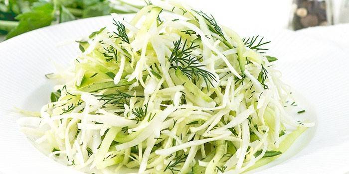Kaali salaatti tuoretta kurkkua