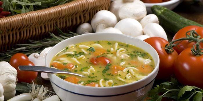 Sopa com legumes, carne de porco e macarrão