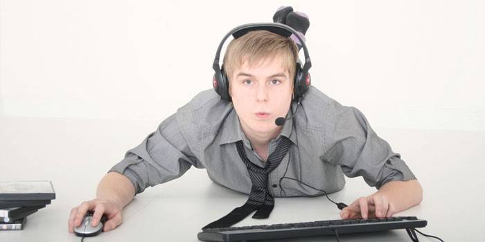 Il ragazzo sta giocando a un gioco per computer