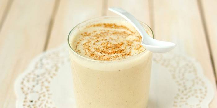 Gelatina de avena con canela en un vaso