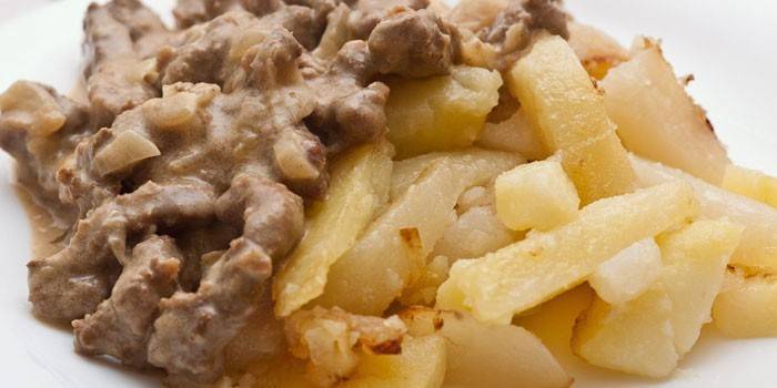 Rinderleber-Stroganoff in Sauerrahmsauce mit Bratkartoffeln