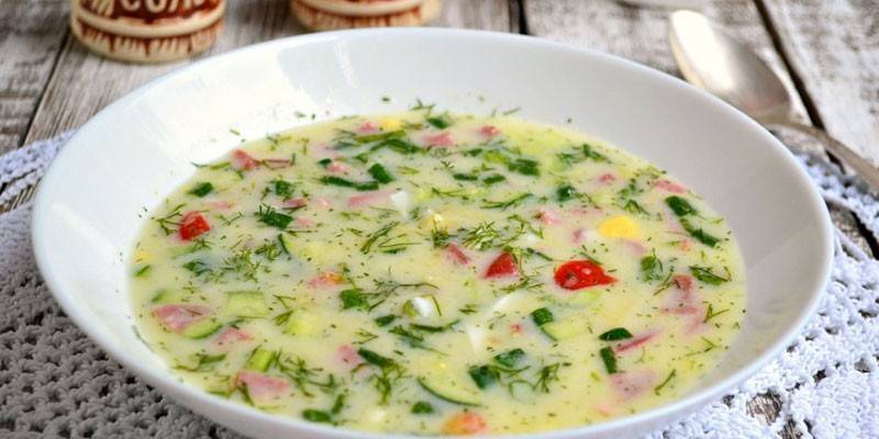 Okroshka กับมะเขือเทศ