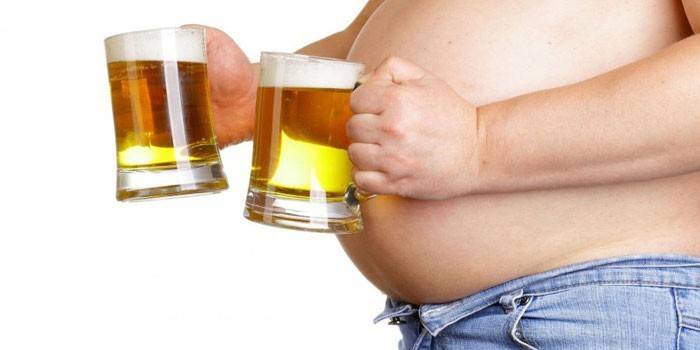 Homem com dois copos de cerveja nas mãos dele.