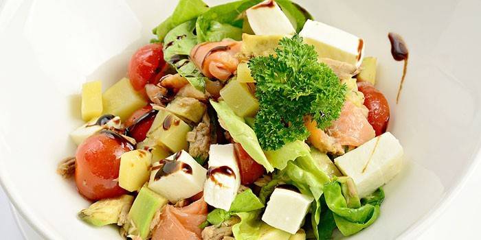 Ensalada de aguacate, salmón y tomate.