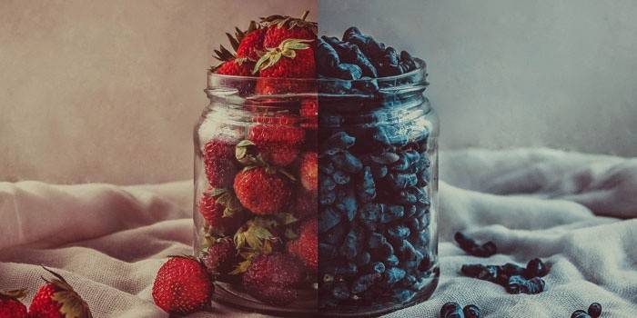 Erdbeeren und Geißblatt in einem Glas