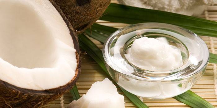 Óleo de coco e metade de coco
