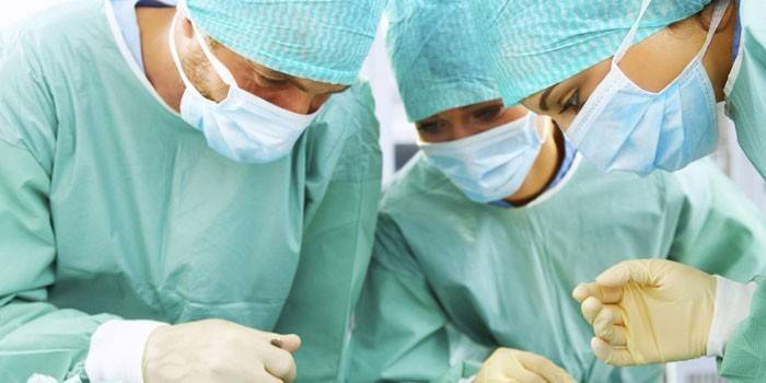 Ärzte führen eine Operation durch