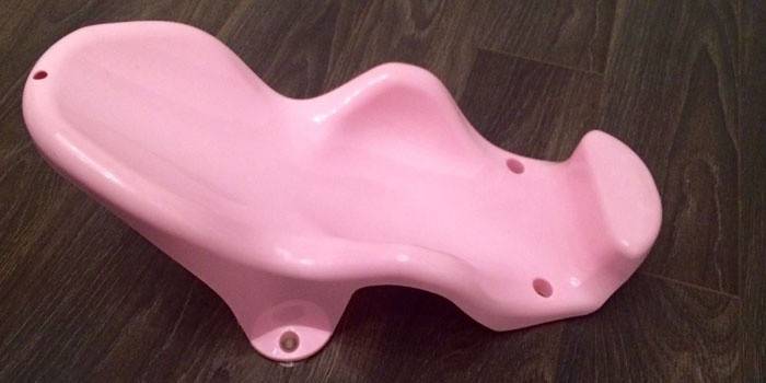 Plastmasas priekšmetstiklis jaundzimušajiem vannā
