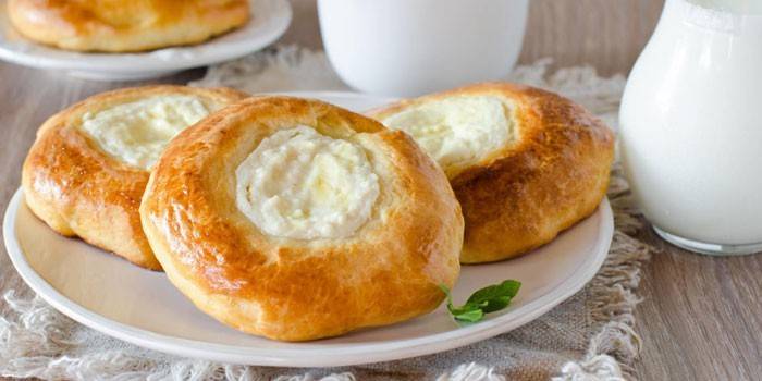 Tartas de queso clásicas en un plato