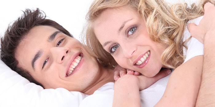 Mann und Mädchen im Bett
