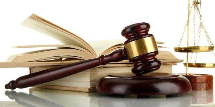 Libro, martello dell'arbitro e bilance