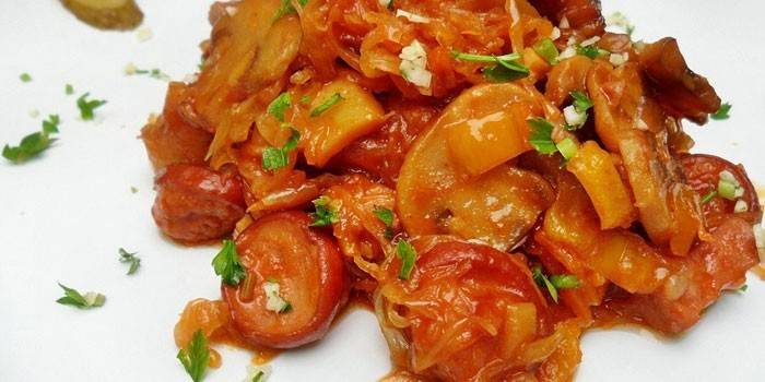 Kohlhodgepodge mit Pilzen und Würsten