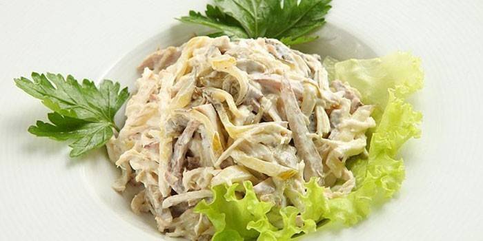 สลัดกับเนื้อลิ้นและผักดอง