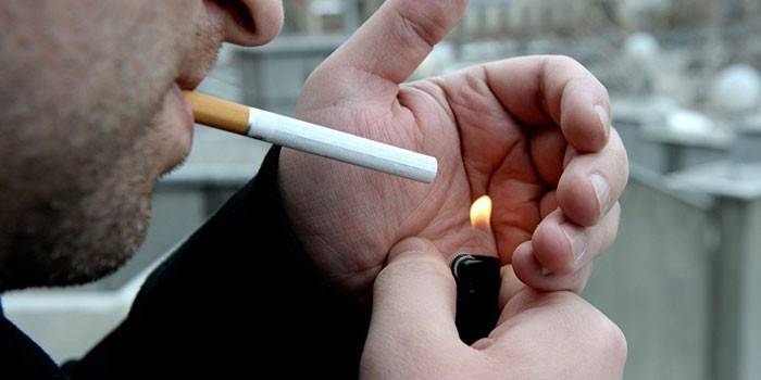 Homme fume
