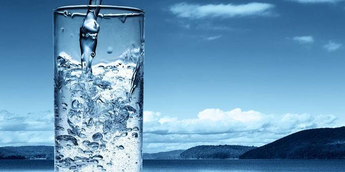 La fonte di tutta la vita in un bicchiere