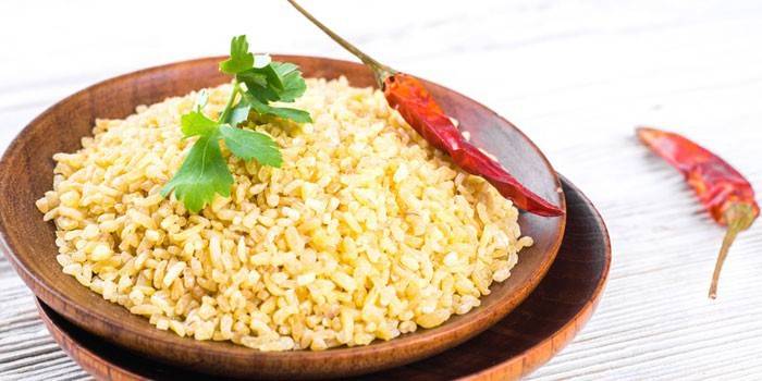 Luộc lỏng bulgur trên đĩa