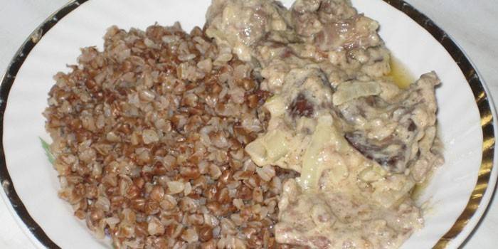 Beef Stroganoff mit Zwiebeln aus Hühnerleber in Sauerrahmsauce mit Buchweizenbrei