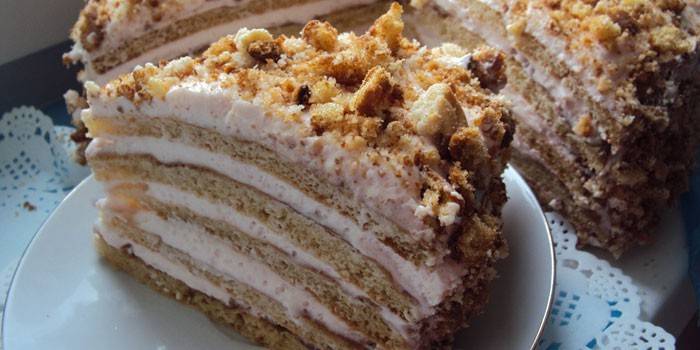 Honigkuchen mit Quarkkuchen und Sauerrahm