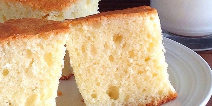 Pão de ló pronto-feito em uma placa