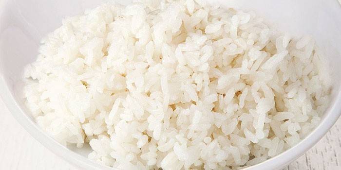 Riz bouilli dans une assiette